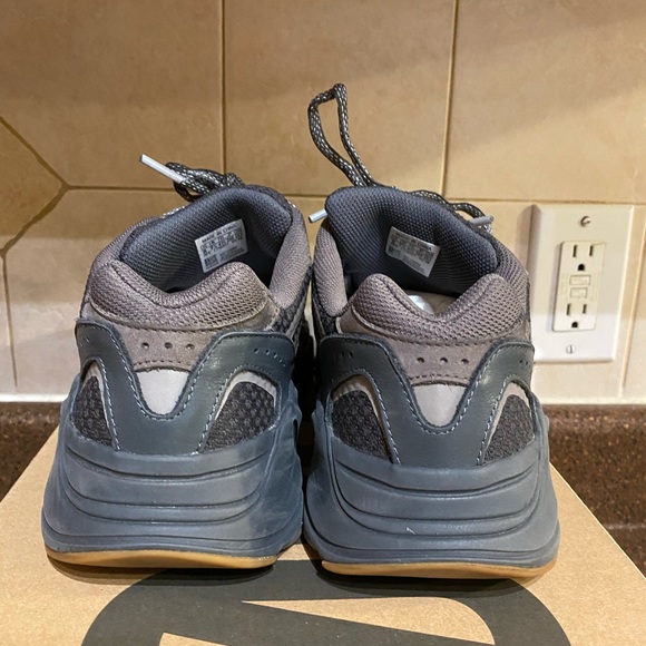 Yeezy Boost 700 V2 Geode - Picture 4 of 9